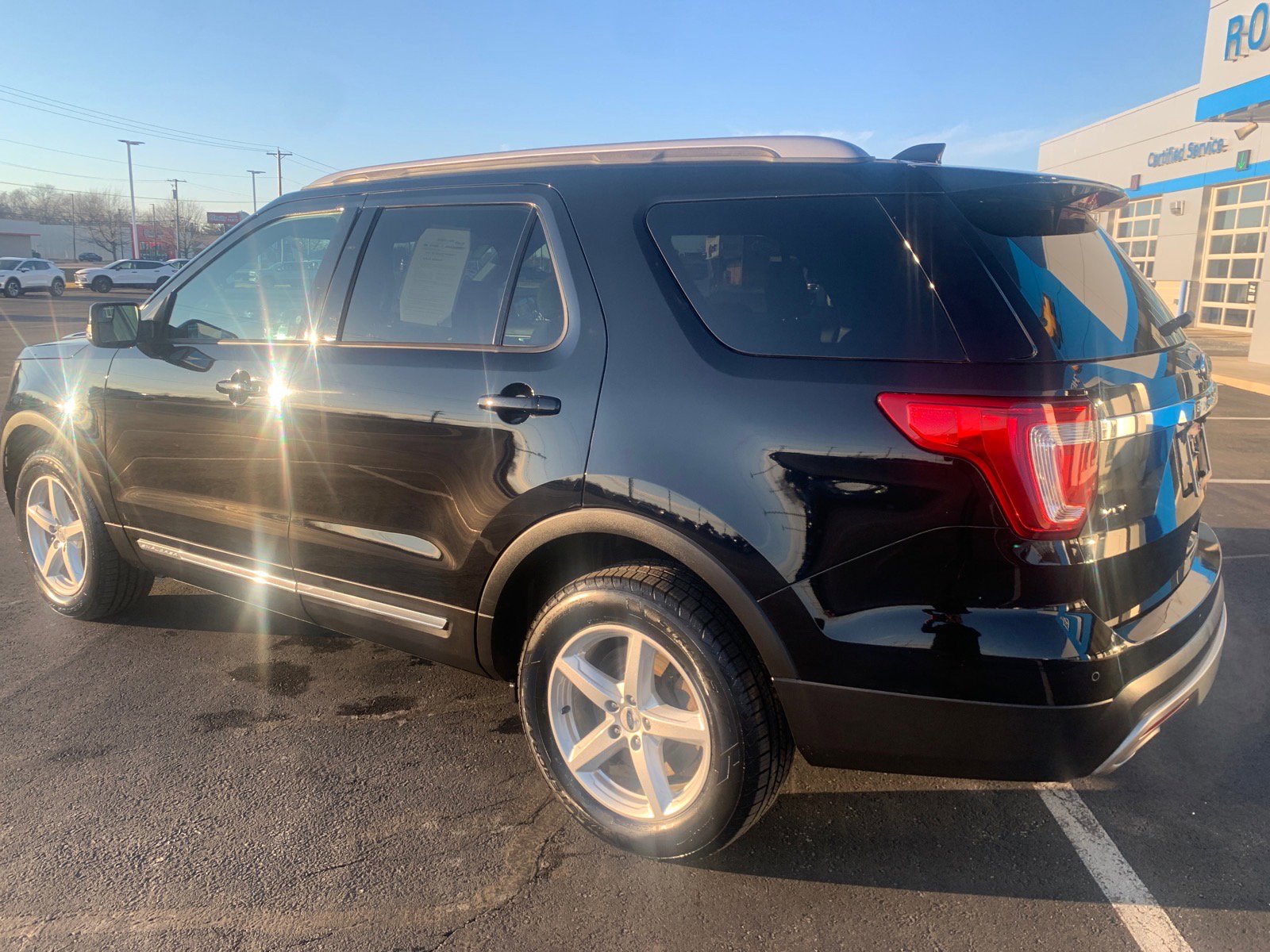 Used 2017 Ford Explorer XLT image 5
