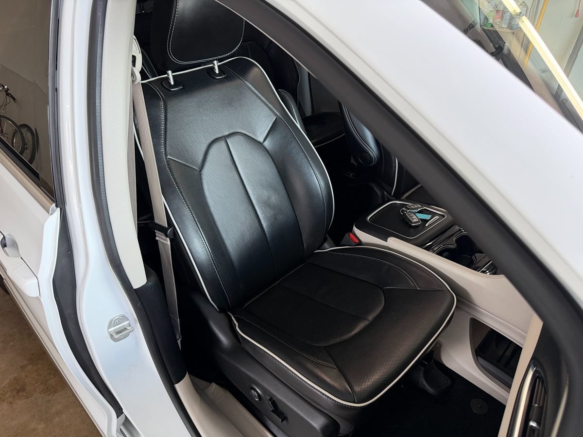 Used 2023 Chrysler Pacifica Limited FWD image 29