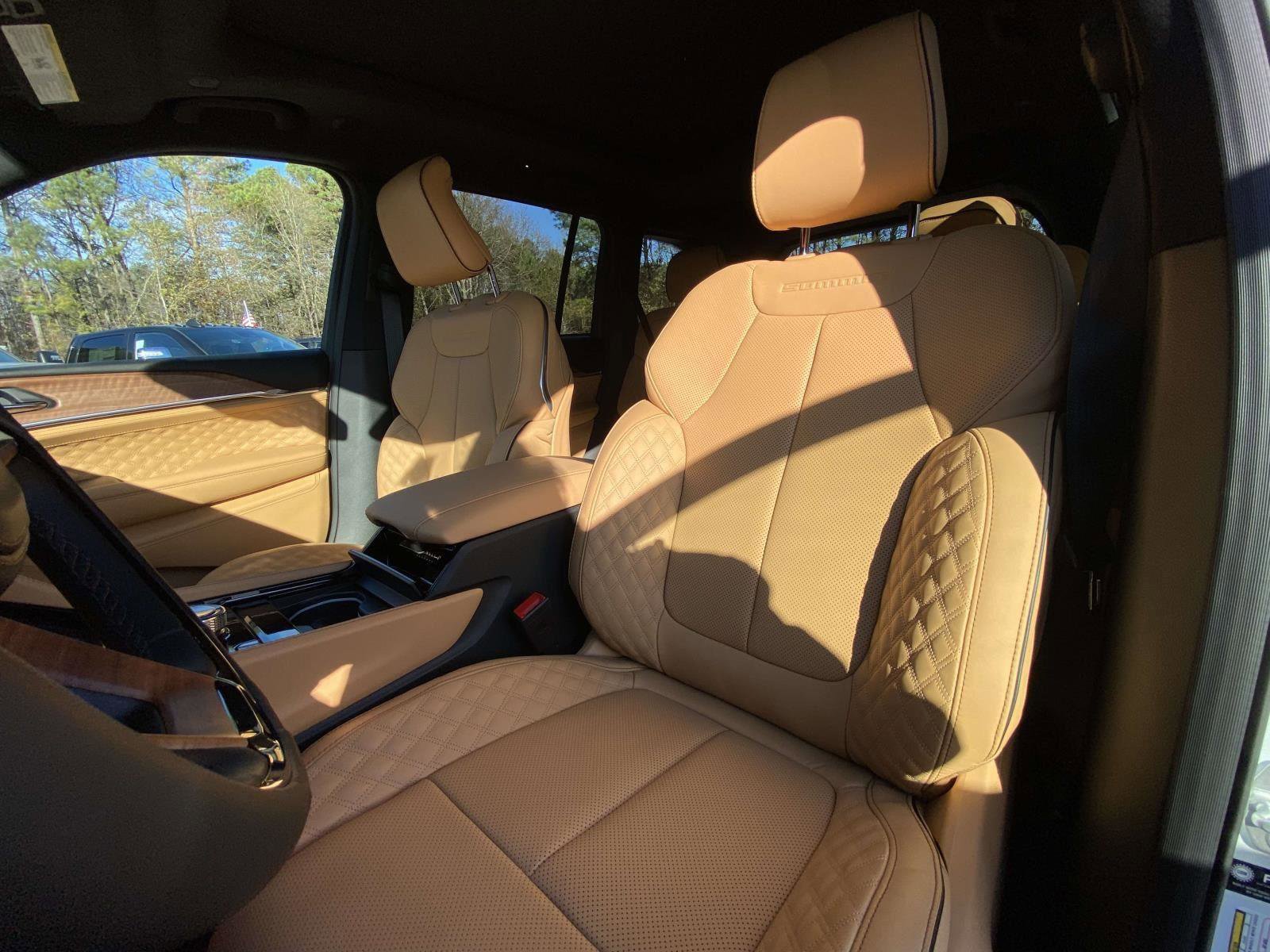 New 2025 Jeep Grand Cherokee Summit image 7