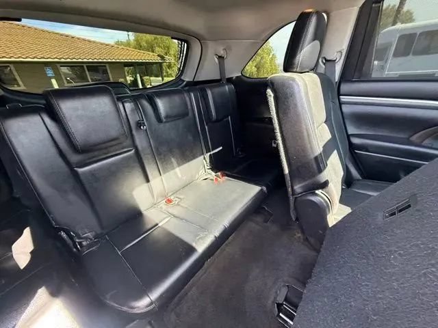 Used 2017 Toyota Highlander Limited Platinum w/ Carpet Mat Package FWD image 17