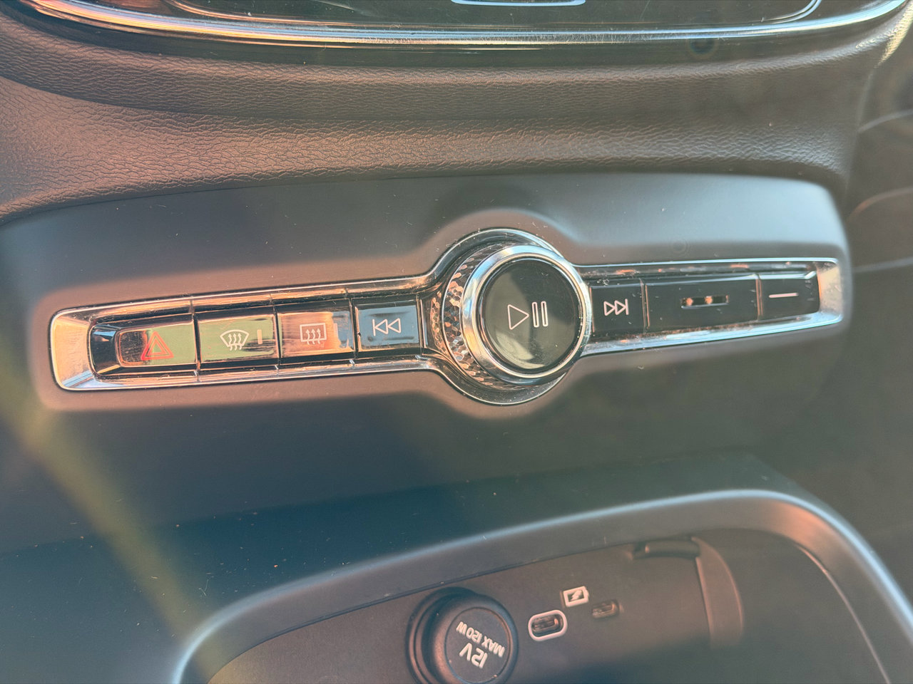 Used 2022 Volvo XC40 P8 Recharge Plus image 30