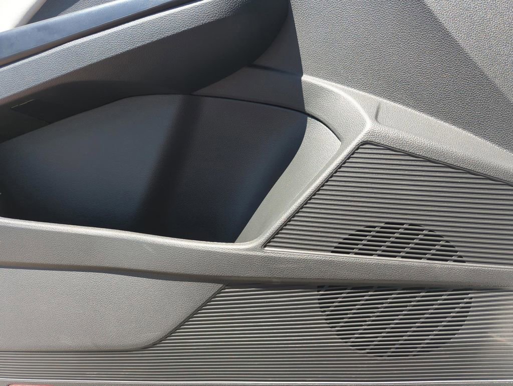 Used 2025 Volkswagen Taos SE w/ Panoramic Sunroof Package FWD image 27