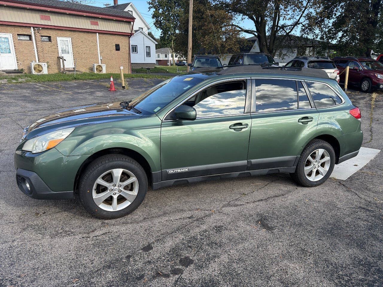 Used 2013 Subaru Outback 2.5i Limited w/ Moonroof Pkg AWD/4WD image 3