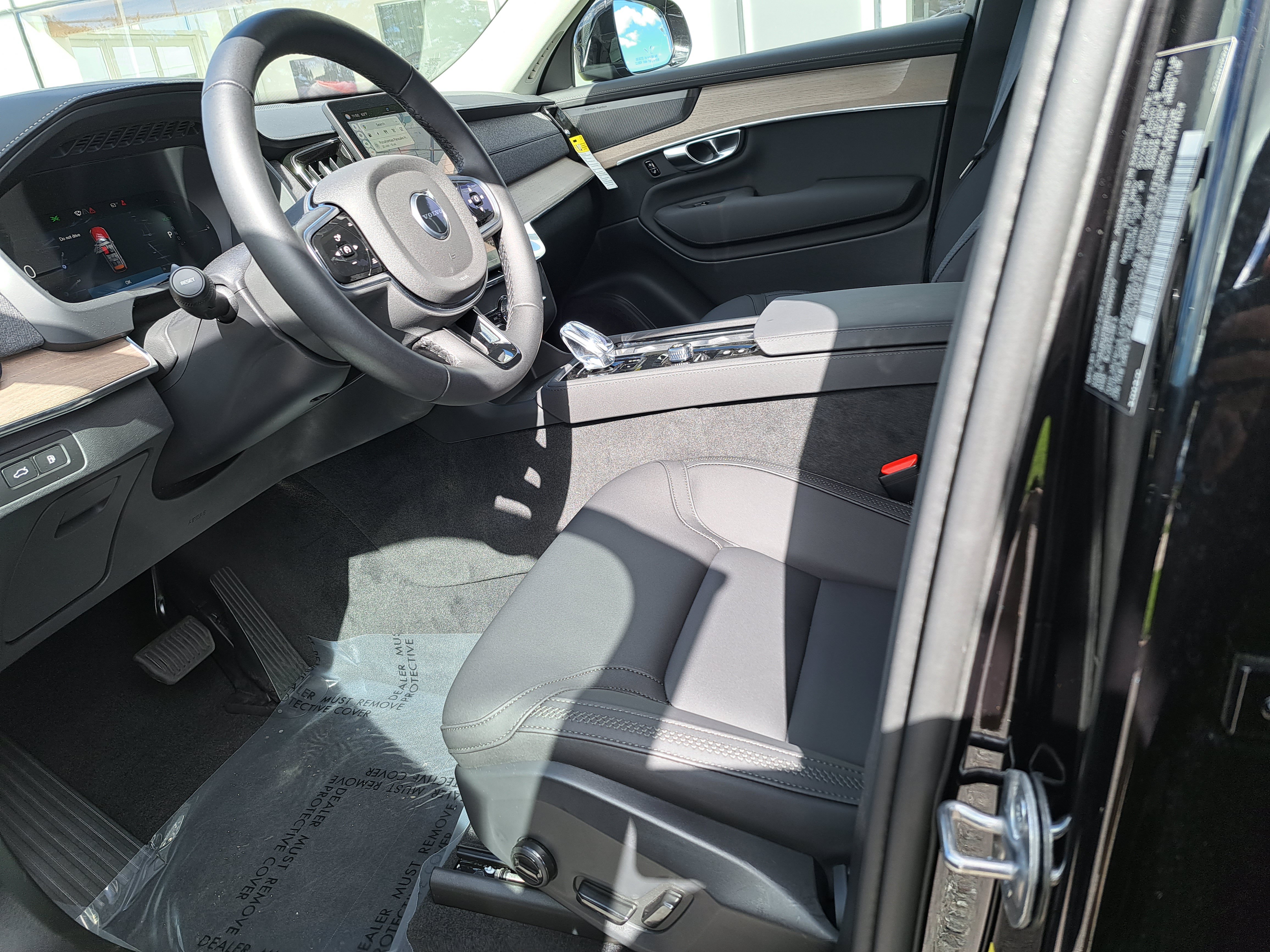 New 2025 Volvo XC90 T8 Plus w/ Protection Package Premier AWD/4WD image 6