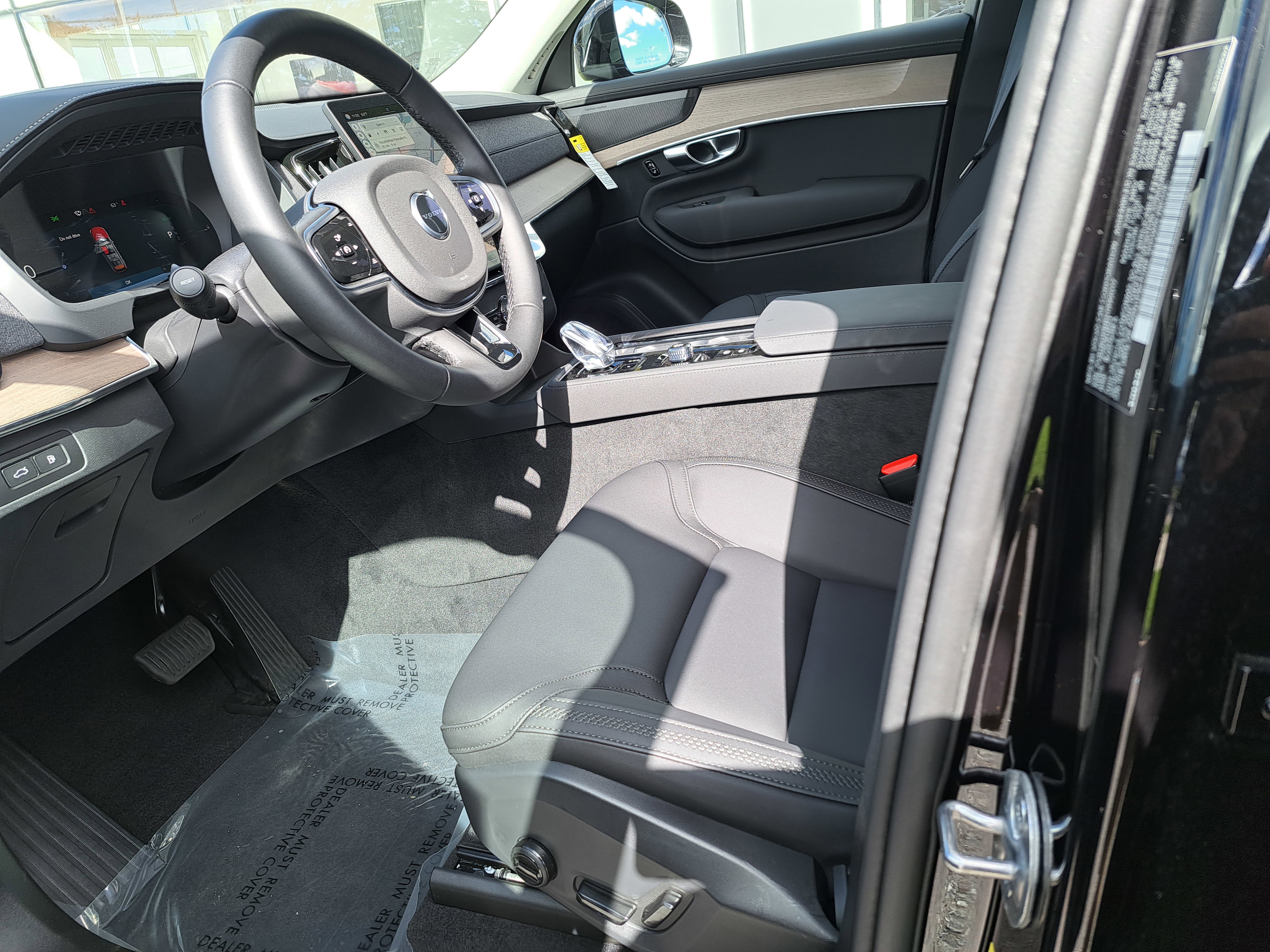 New 2025 Volvo XC90 T8 Plus w/ Protection Package Premier AWD/4WD image 6