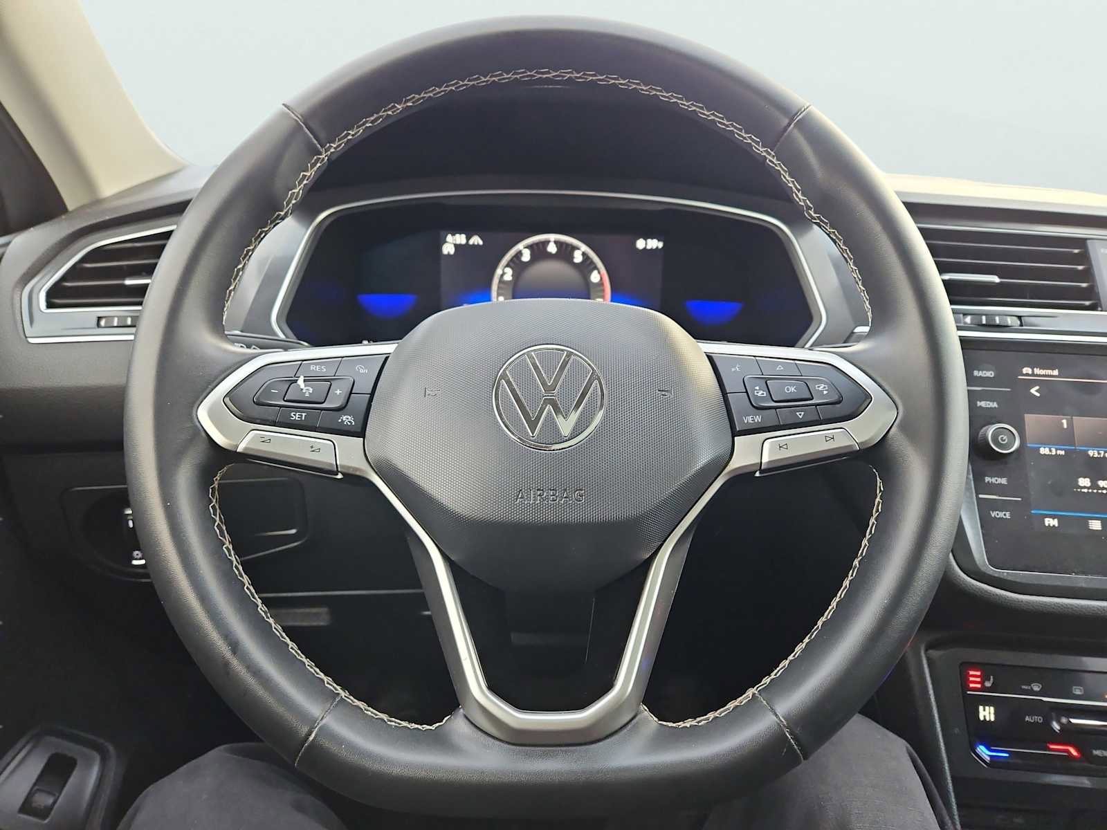 Used 2022 Volkswagen Tiguan SE w/ Panoramic Sunroof Package image 29