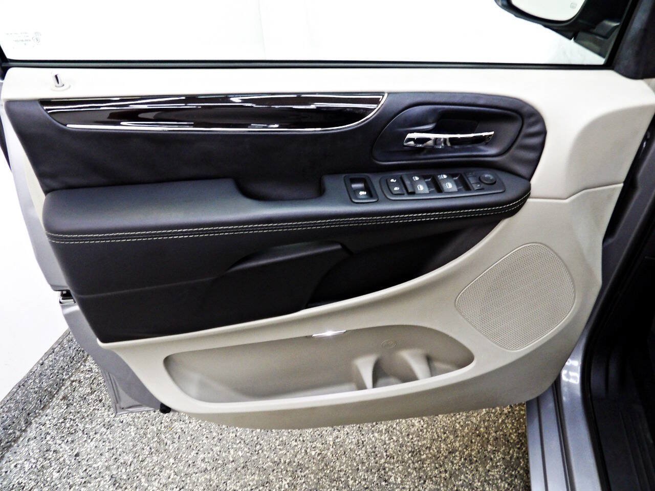 Used 2016 Dodge Grand Caravan SE FWD image 7