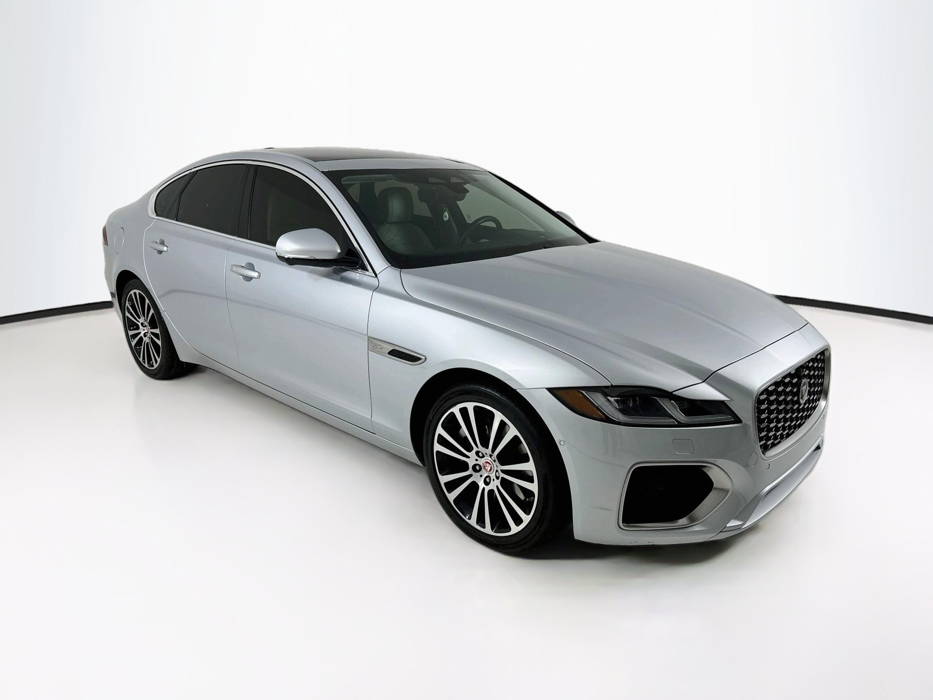 Used 2021 Jaguar XF SE RWD image 1