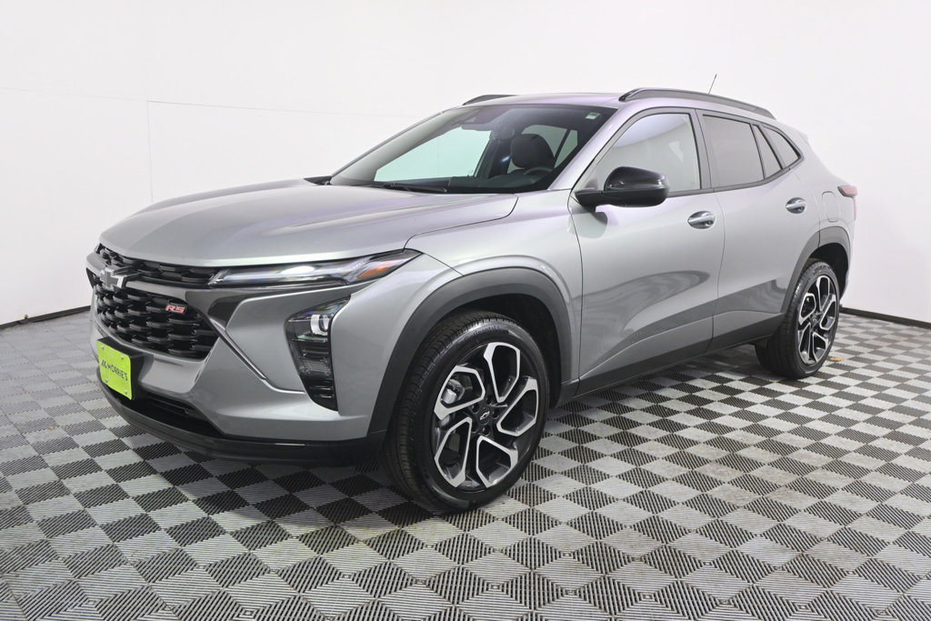 Used 2024 Chevrolet Trax RS w/ Sunroof Package FWD image 2