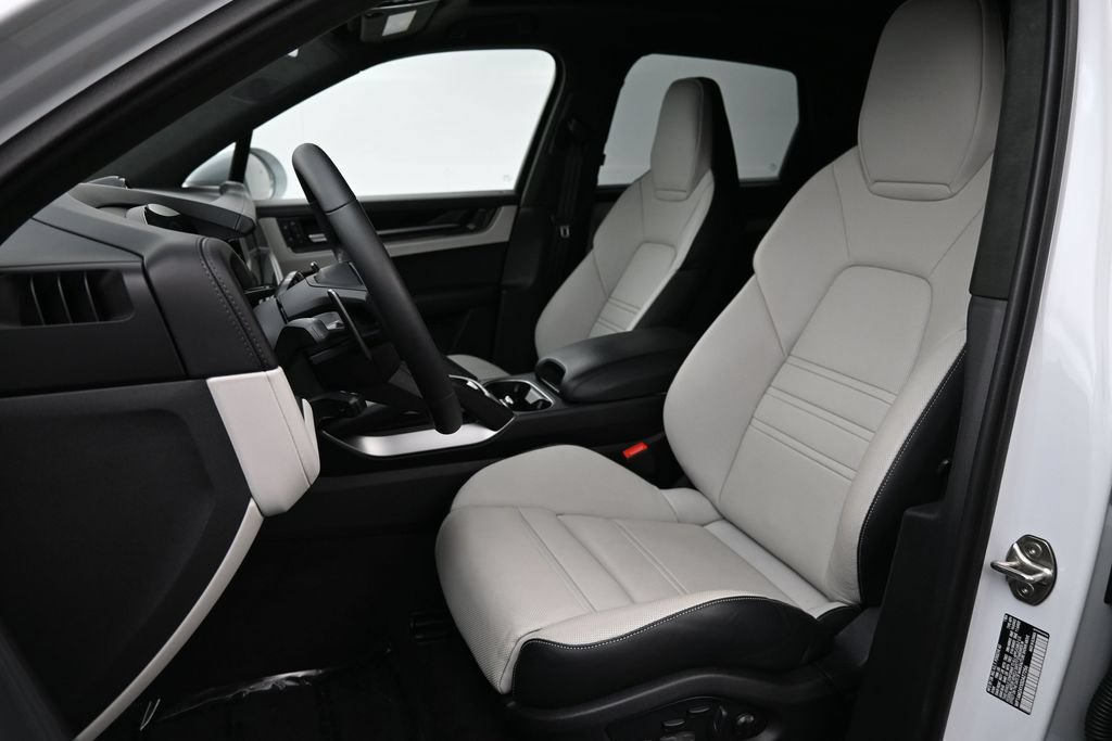 Certified 2025 Porsche Cayenne Turbo AWD/4WD image 5