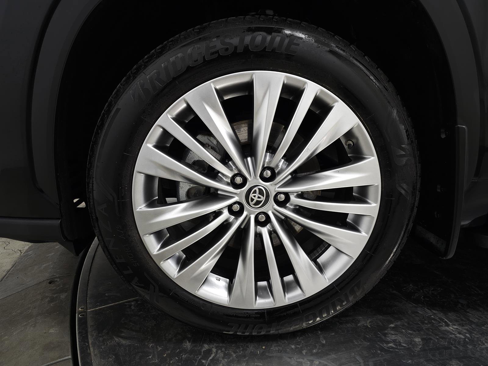Used 2024 Toyota Highlander Platinum image 12
