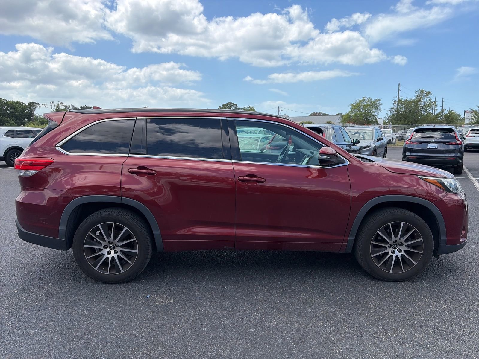 Used 2018 Toyota Highlander SE image 8