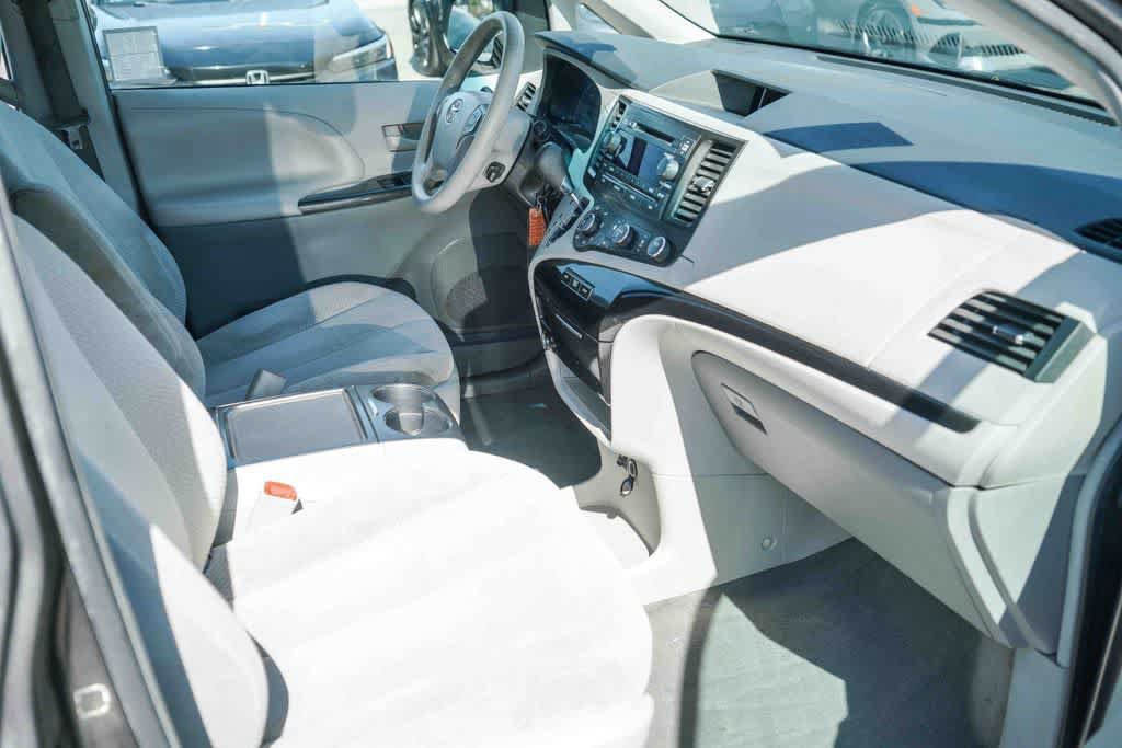 Used 2012 Toyota Sienna LE w/ Towing Pkg FWD image 15