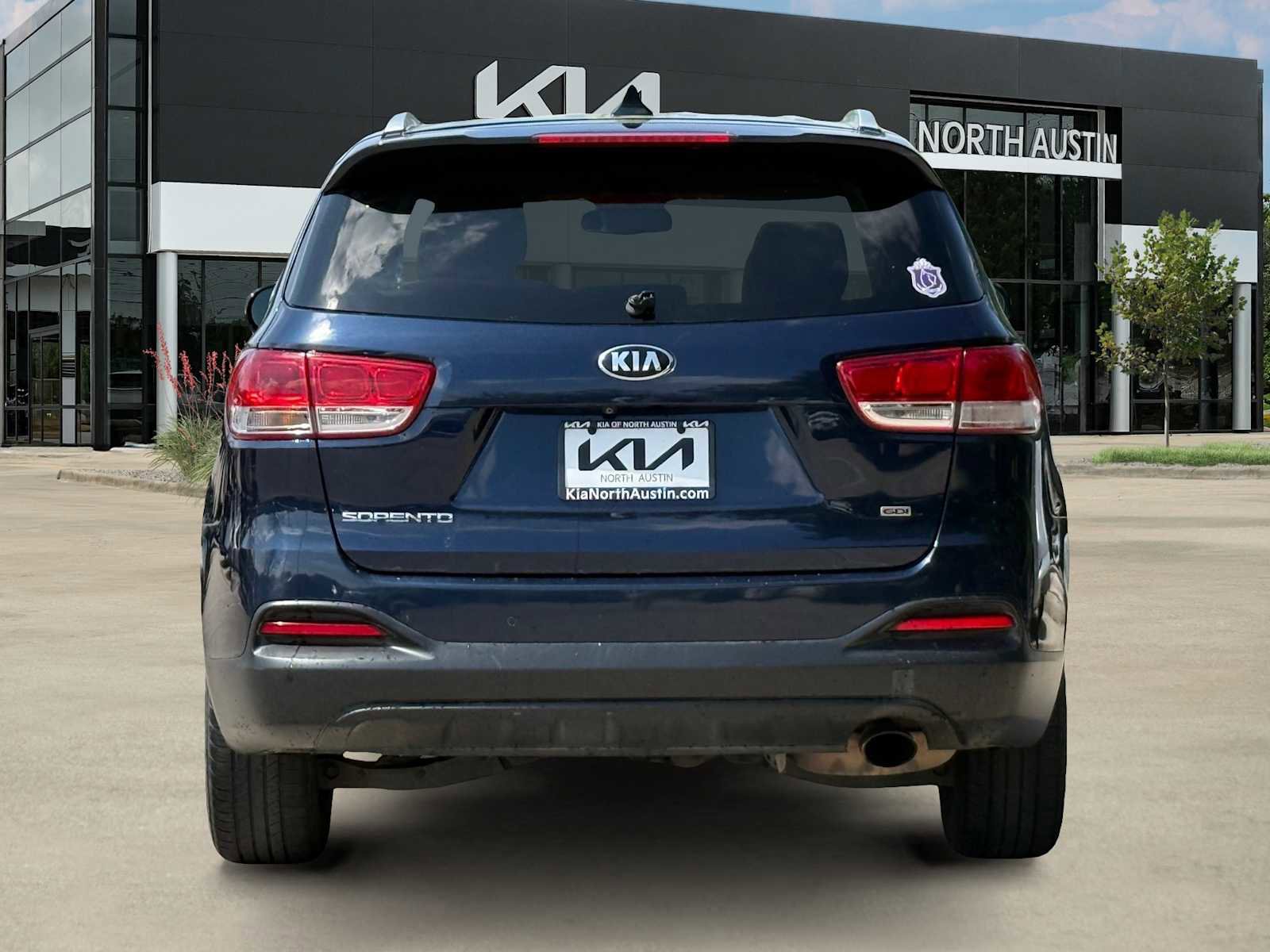 Used 2017 Kia Sorento LX w/ LX Convenience Package image 4