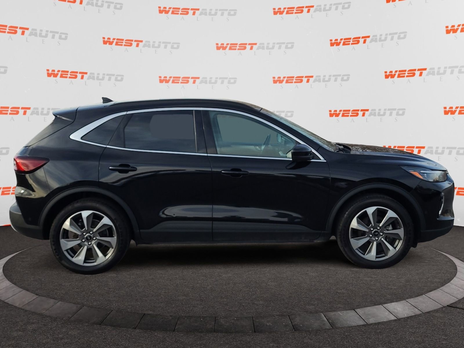 Used 2023 Ford Escape Platinum w/ Premium Technology Package image 6