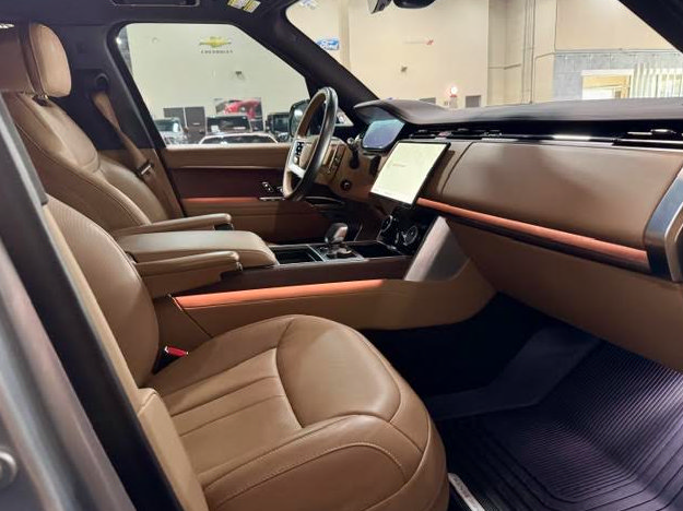 Used 2023 Land Rover Range Rover SE AWD/4WD image 3