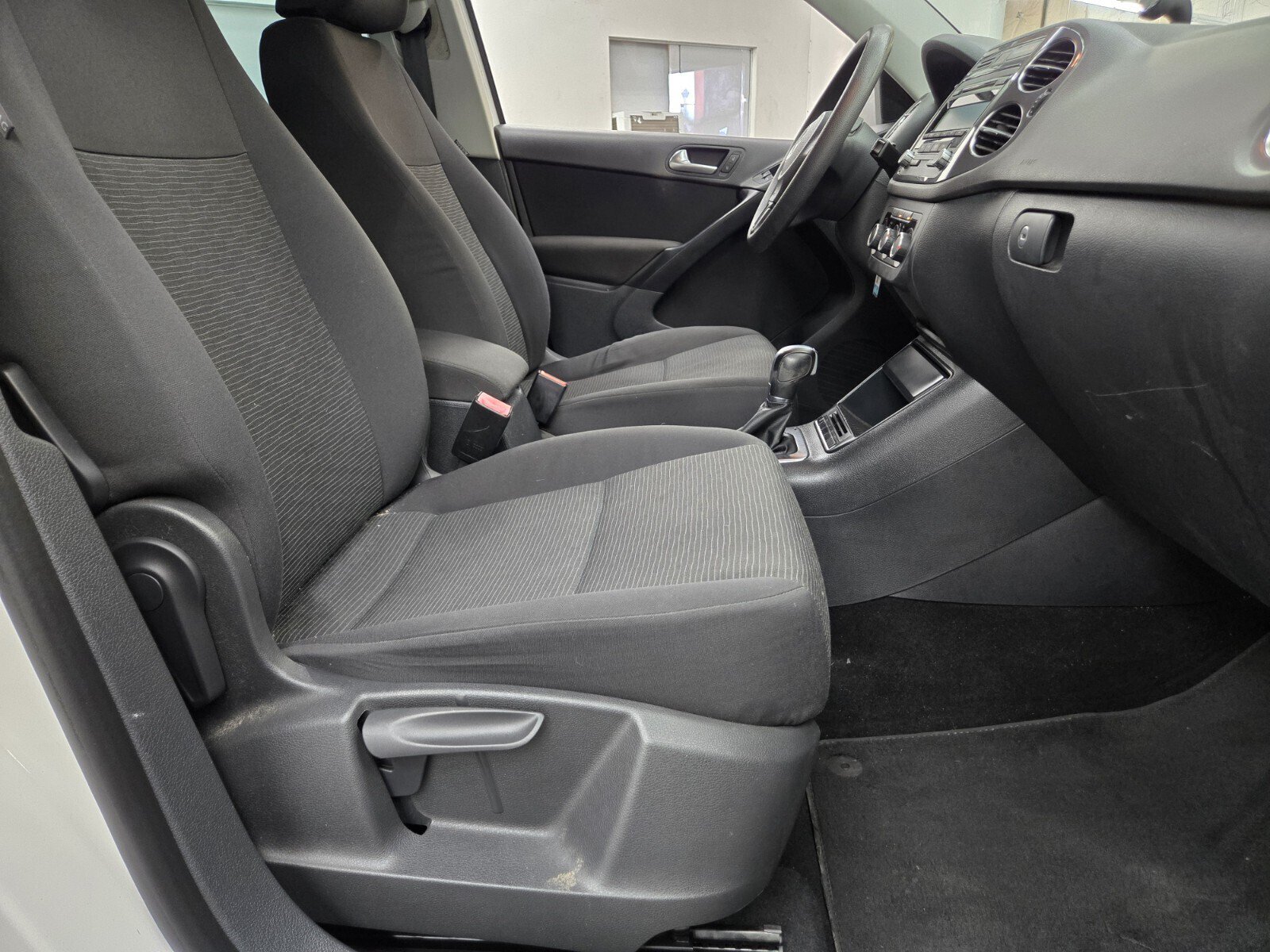 Used 2012 Volkswagen Tiguan LE FWD image 12
