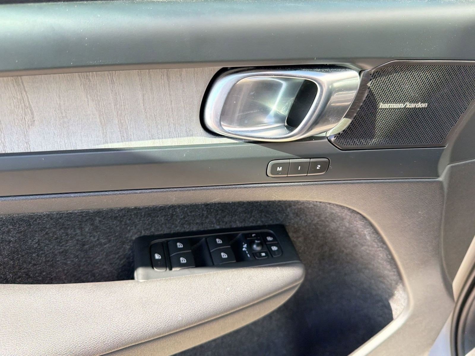 Certified 2023 Volvo XC40 B5 Ultimate w/ Protection Package Premier image 12