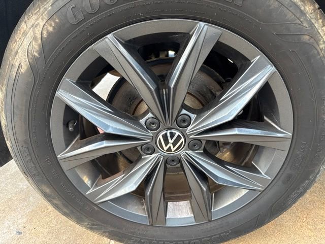 Used 2023 Volkswagen Tiguan SE w/ Panoramic Sunroof Package FWD image 13