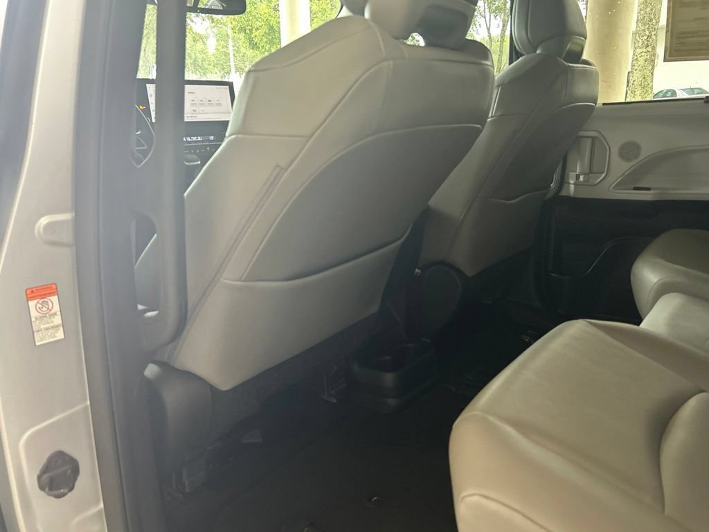 Used 2025 Toyota Sienna XLE FWD image 39