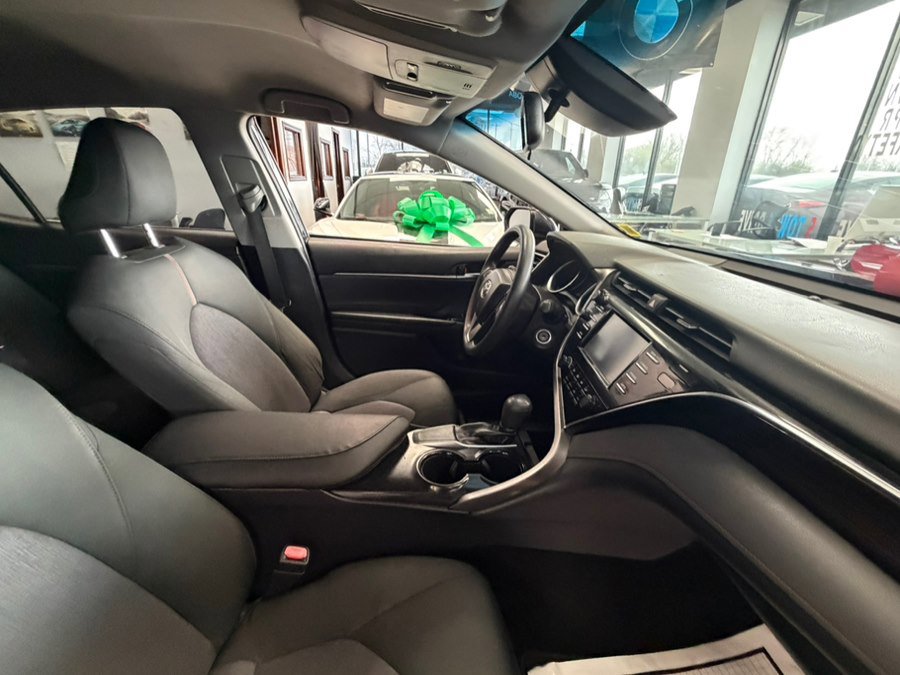 Used 2018 Toyota Camry LE FWD image 23
