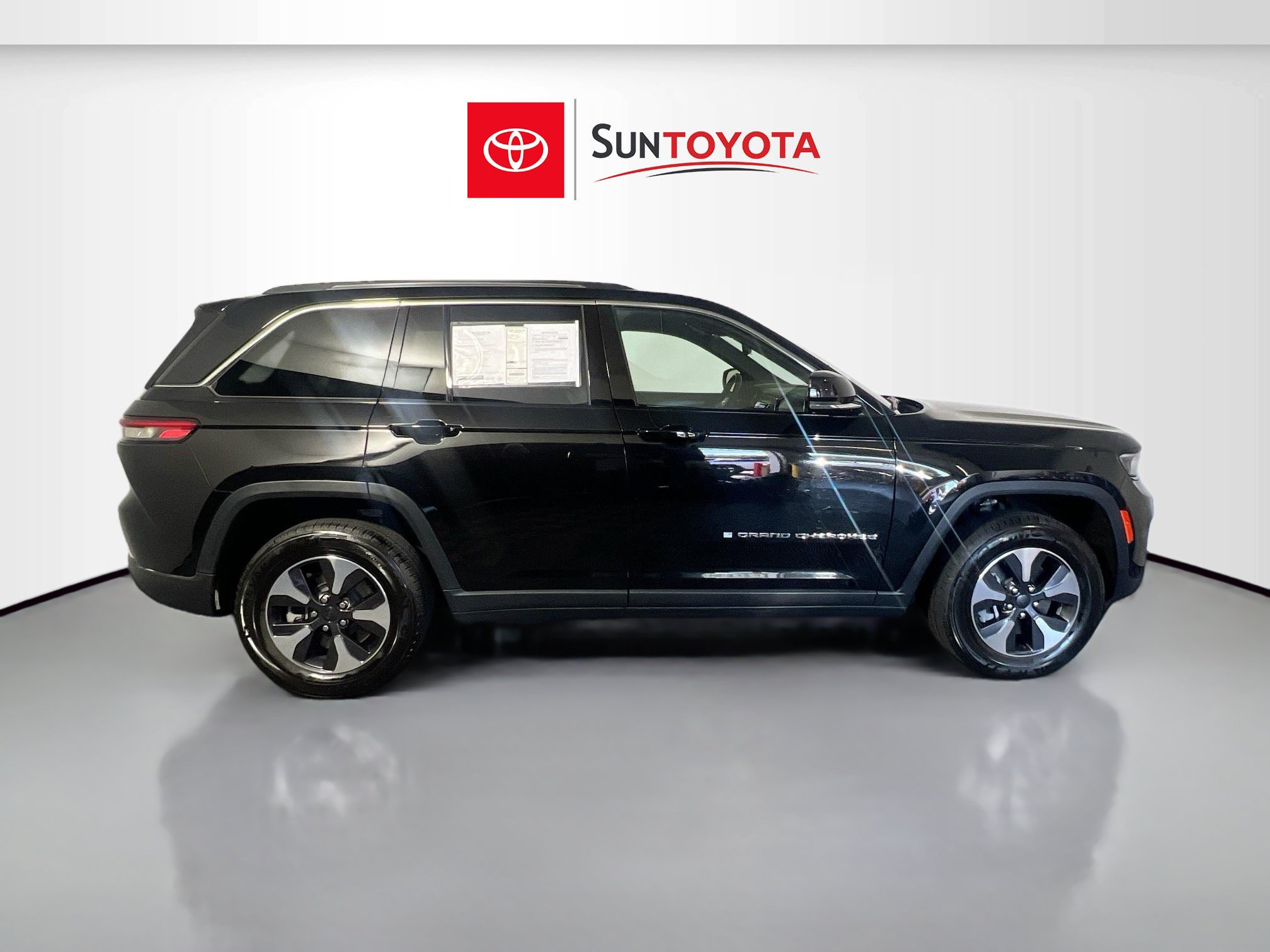 Used 2024 Jeep Grand Cherokee Limited 4xe AWD/4WD image 2