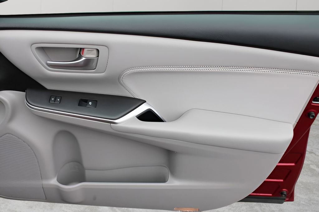 Used 2015 Toyota Camry XLE w/ Moonroof Package FWD image 25