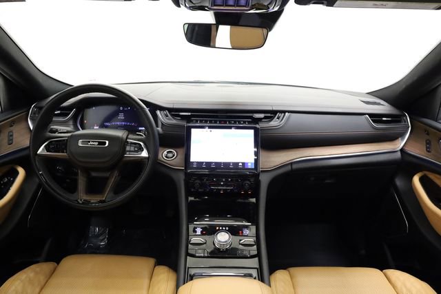 Used 2023 Jeep Grand Cherokee L Summit w/ Luxury Tech Group V AWD/4WD image 16