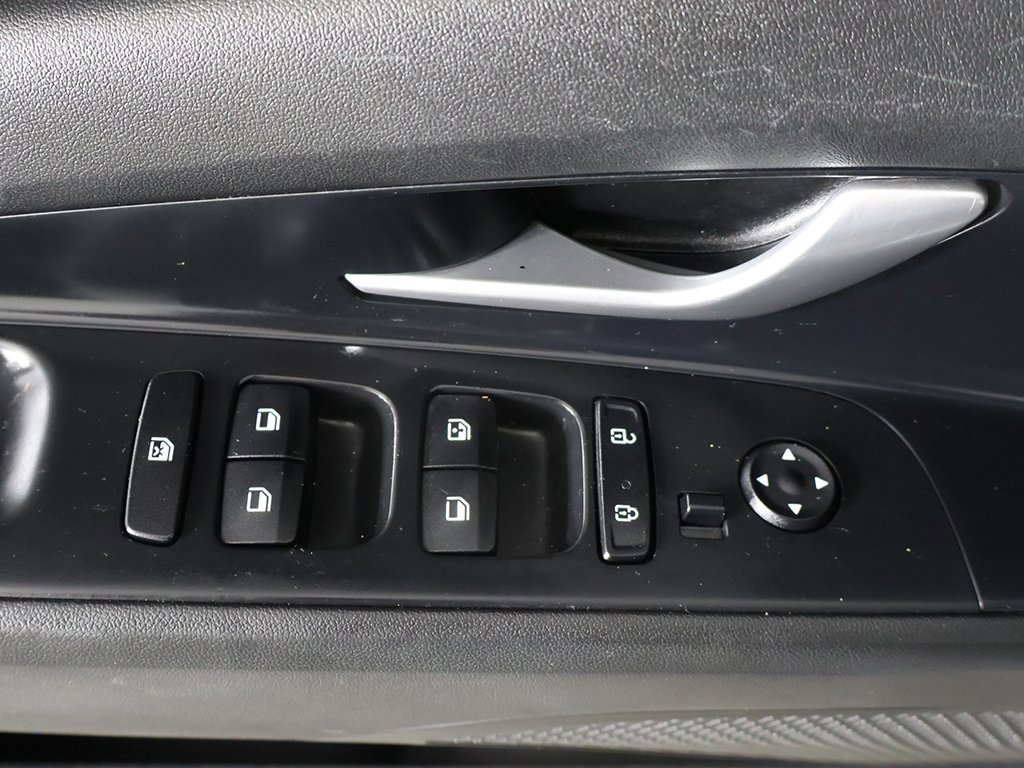 Used 2023 Hyundai Elantra SEL image 31