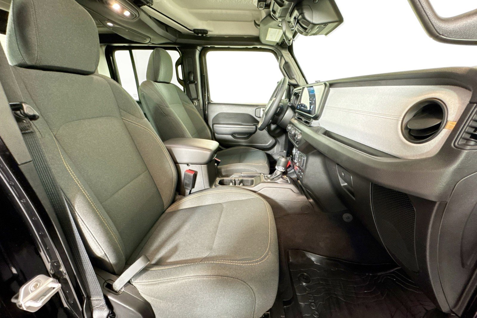 Used 2025 Jeep Gladiator Sport image 25