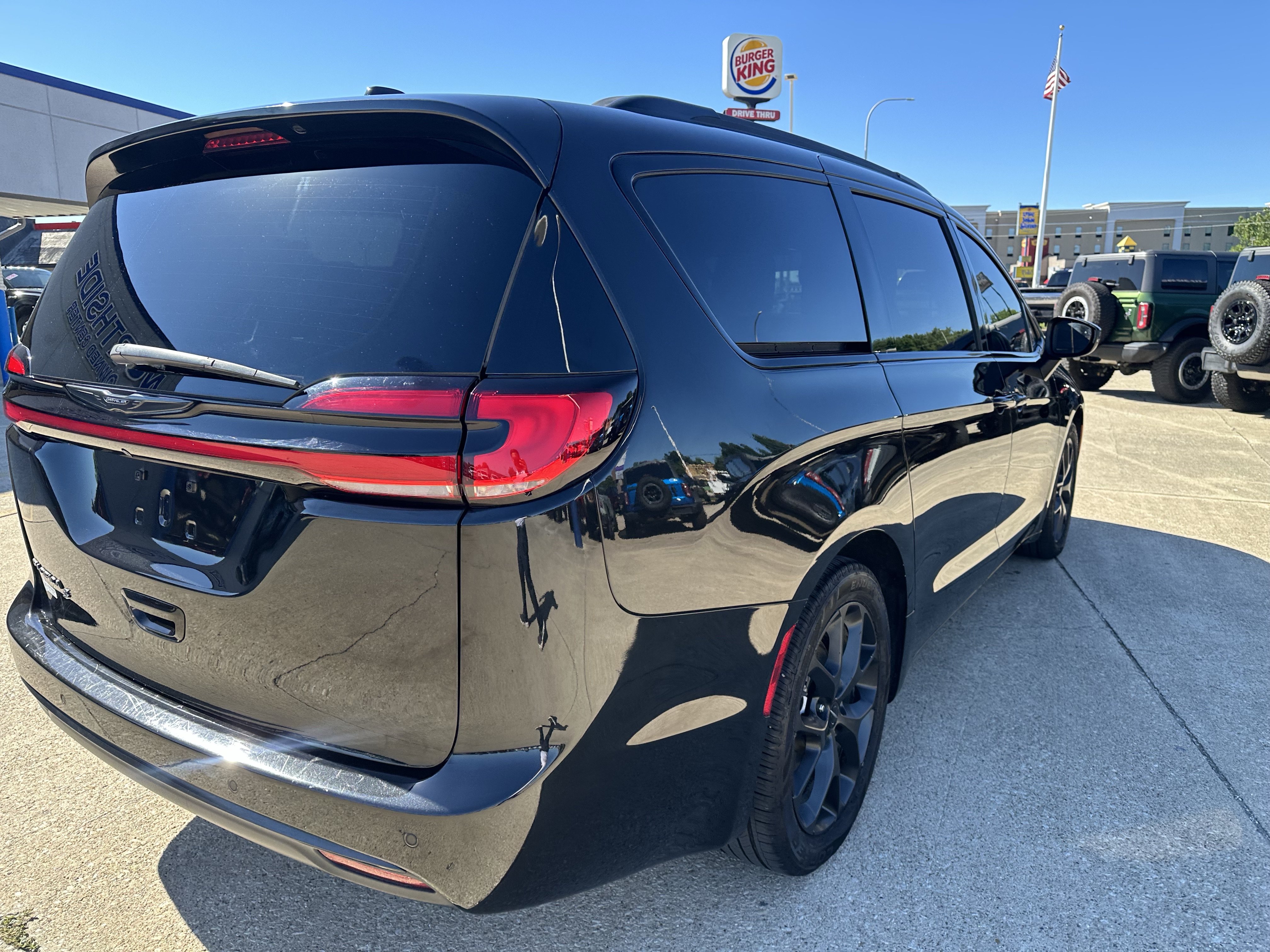 Used 2023 Chrysler Pacifica Touring-L w/ S Appearance Package FWD image 4