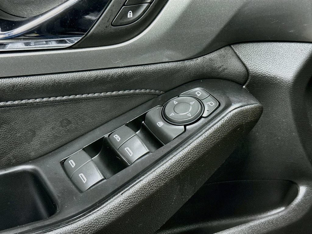 Used 2023 Chevrolet Traverse LT FWD image 18