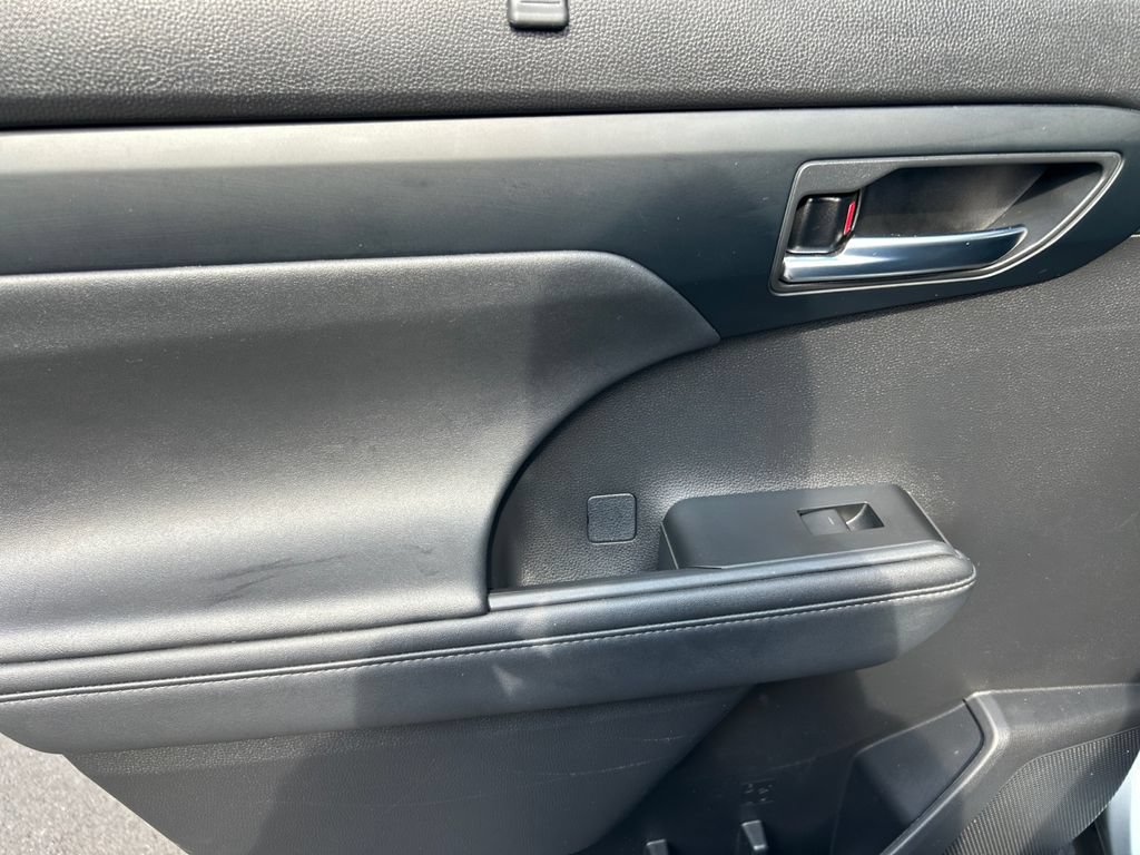 Used 2024 Toyota Highlander XLE AWD/4WD image 16
