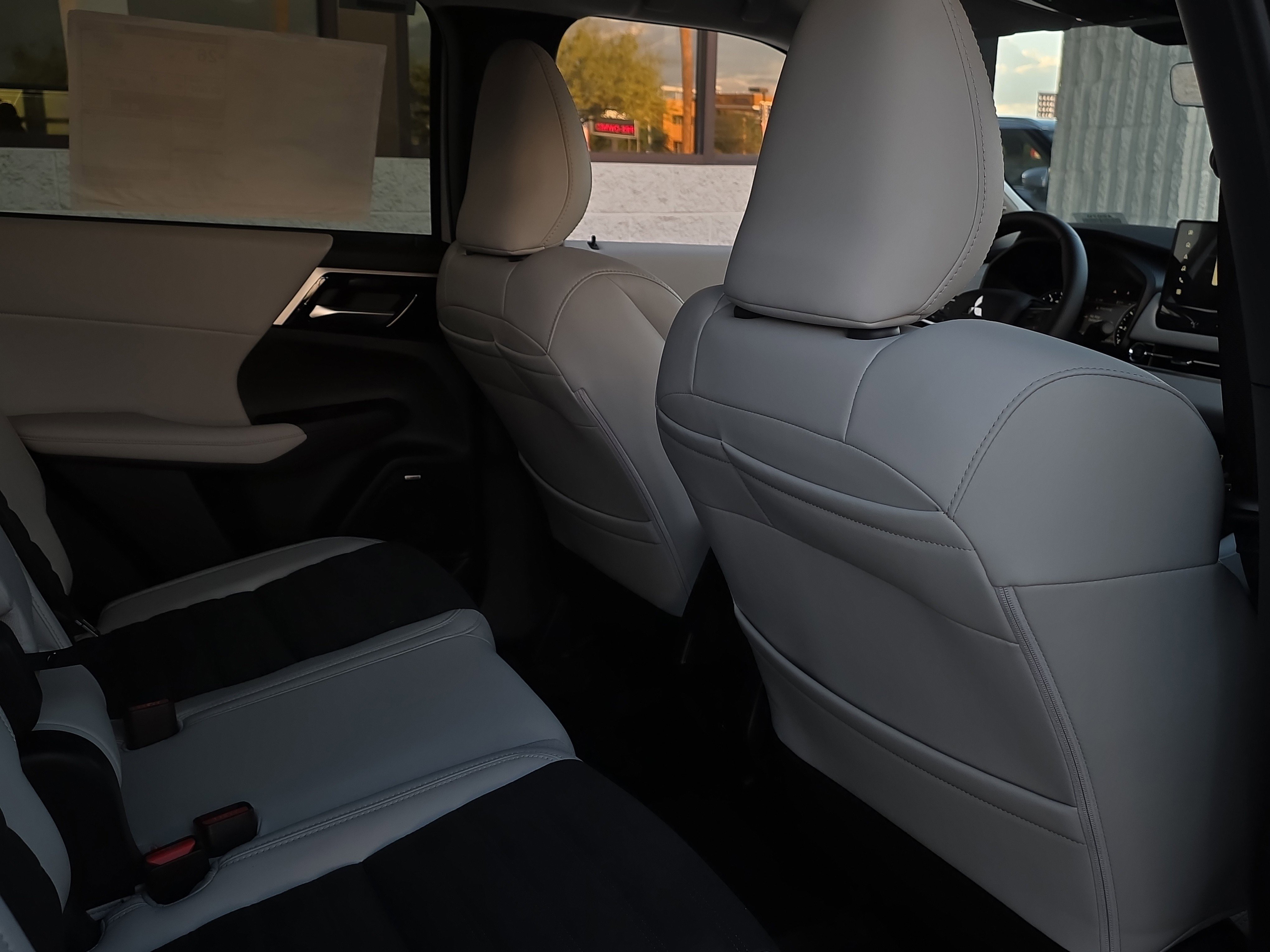 New 2025 Mitsubishi Outlander SE image 21