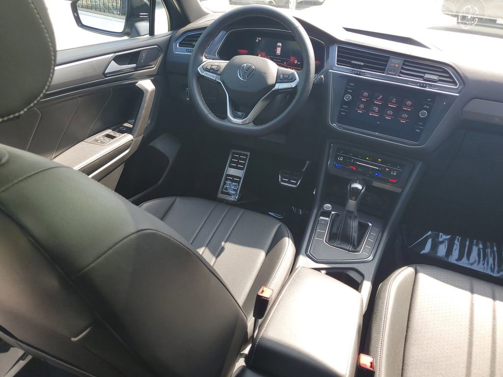 Used 2023 Volkswagen Tiguan SE R-Line image 11