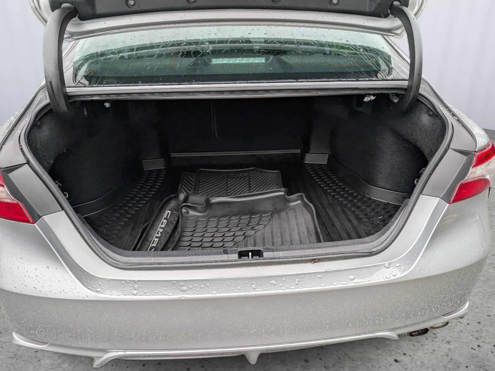 Used 2019 Toyota Camry SE w/ Carpet Mat Package FWD image 10