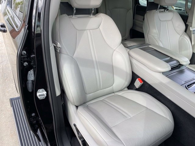 Used 2024 Jeep Wagoneer Series III w/ Premium Group I AWD/4WD image 39