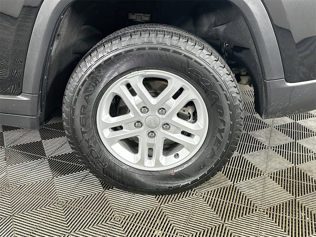 Used 2024 Jeep Grand Cherokee Laredo w/ Luxury Tech Group I image 34