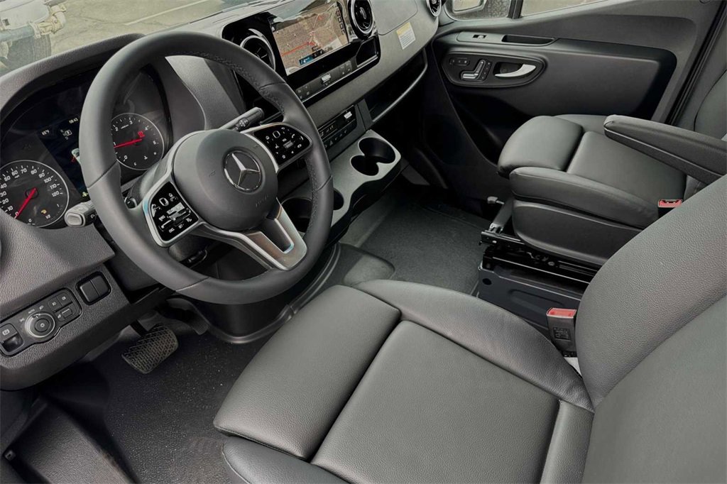 Used 2024 Mercedes-Benz Sprinter 2500 image 9