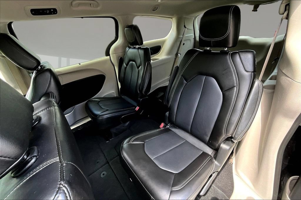 Used 2024 Chrysler Pacifica Touring-L FWD image 20