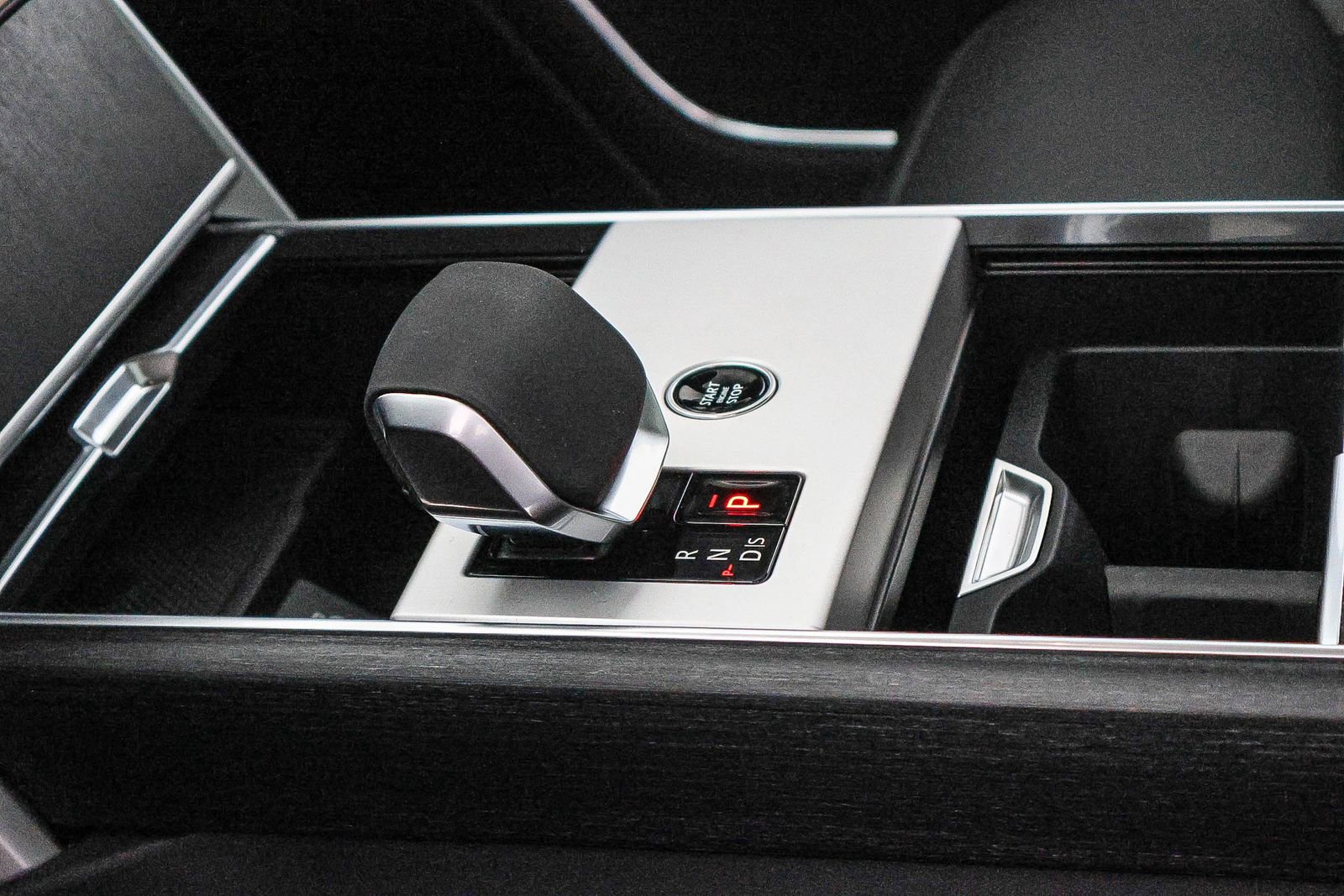 New 2025 Land Rover Range Rover Long Wheelbase SE image 31