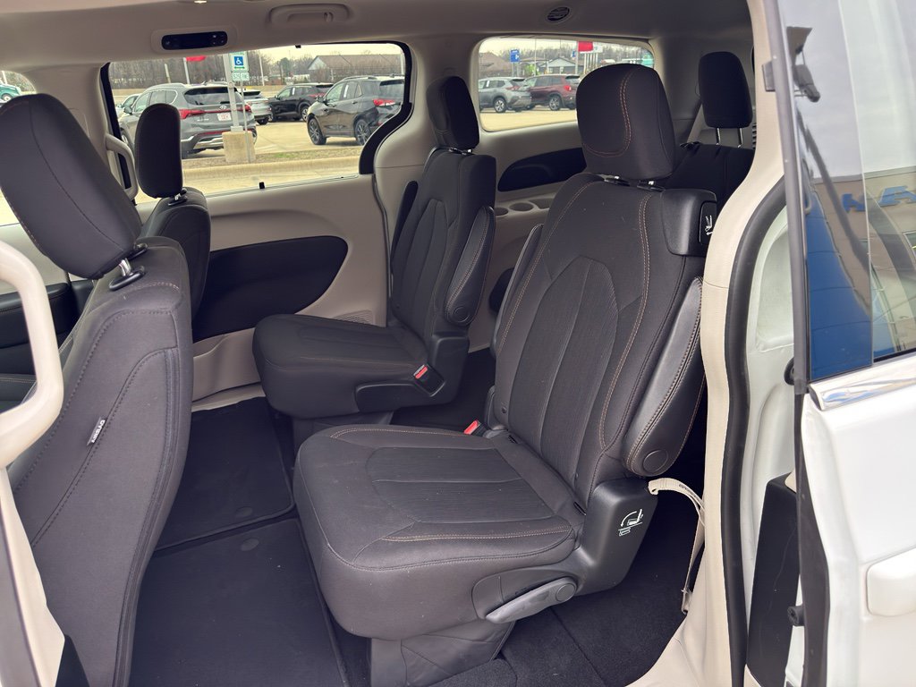 Used 2018 Chrysler Pacifica Touring Plus image 12