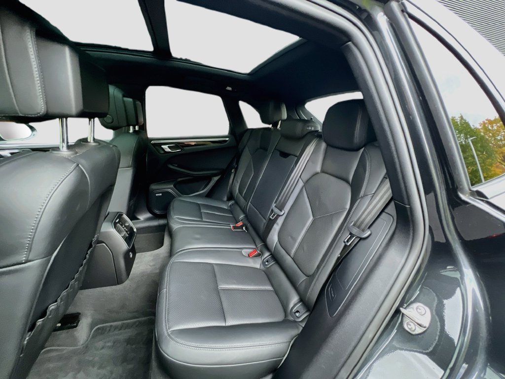 Certified 2021 Porsche Macan AWD/4WD image 24