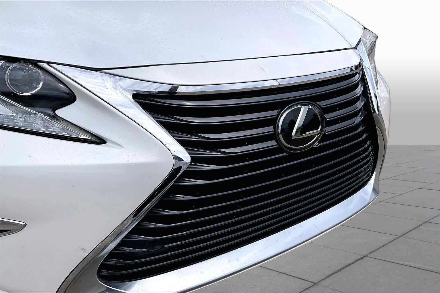Used 2018 Lexus ES 350 w/ Luxury Package w/Wood Trim FWD image 27