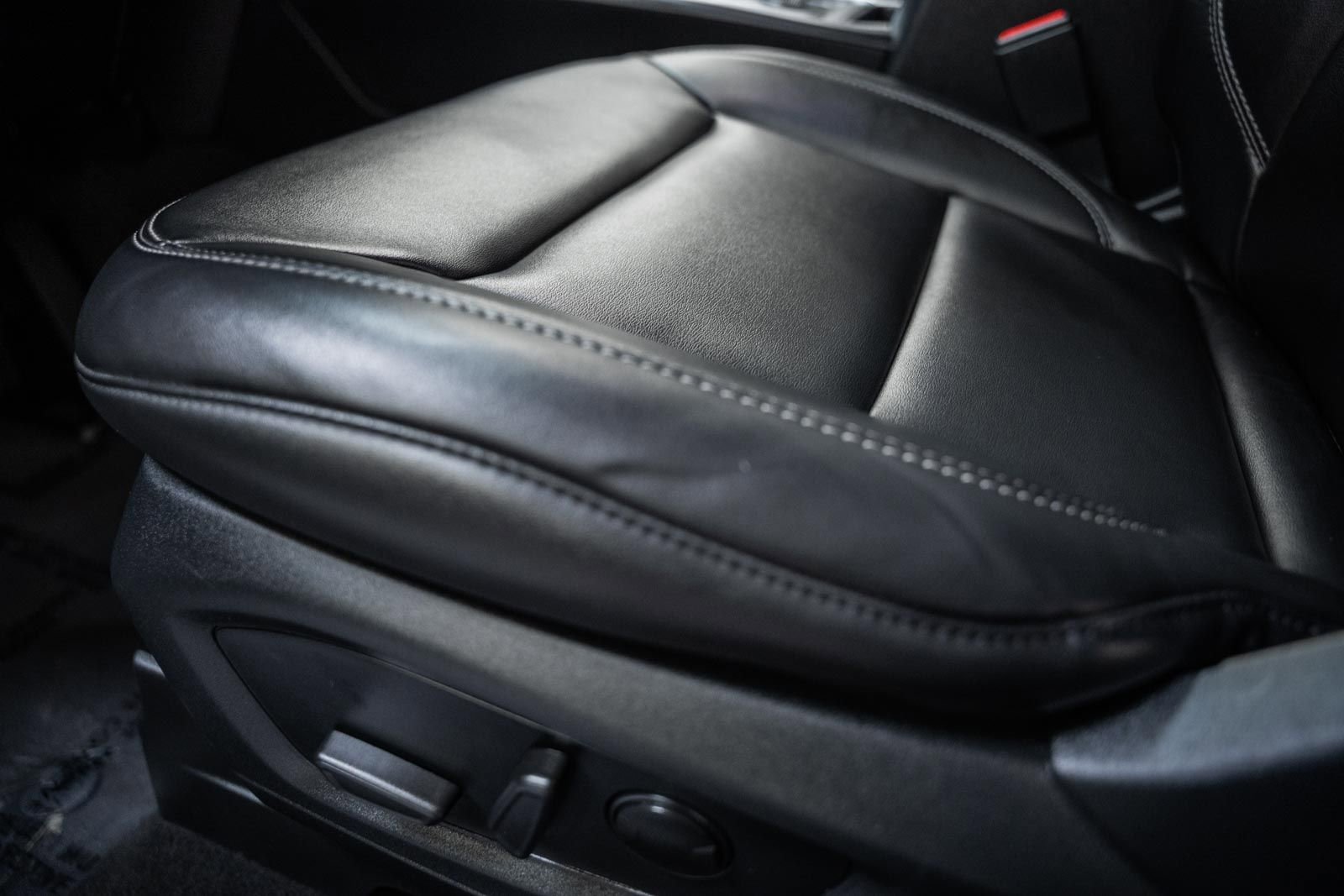 Used 2022 Ford Explorer XLT w/ Equipment Group 202A image 44