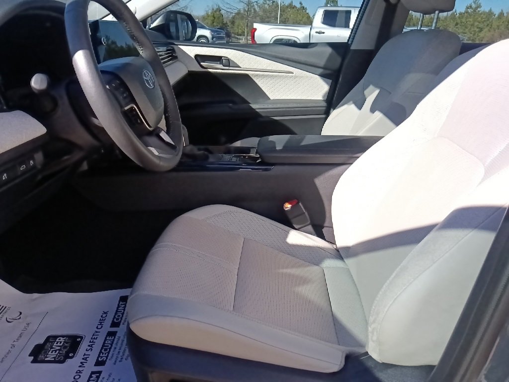 Used 2025 Toyota Camry XSE image 15