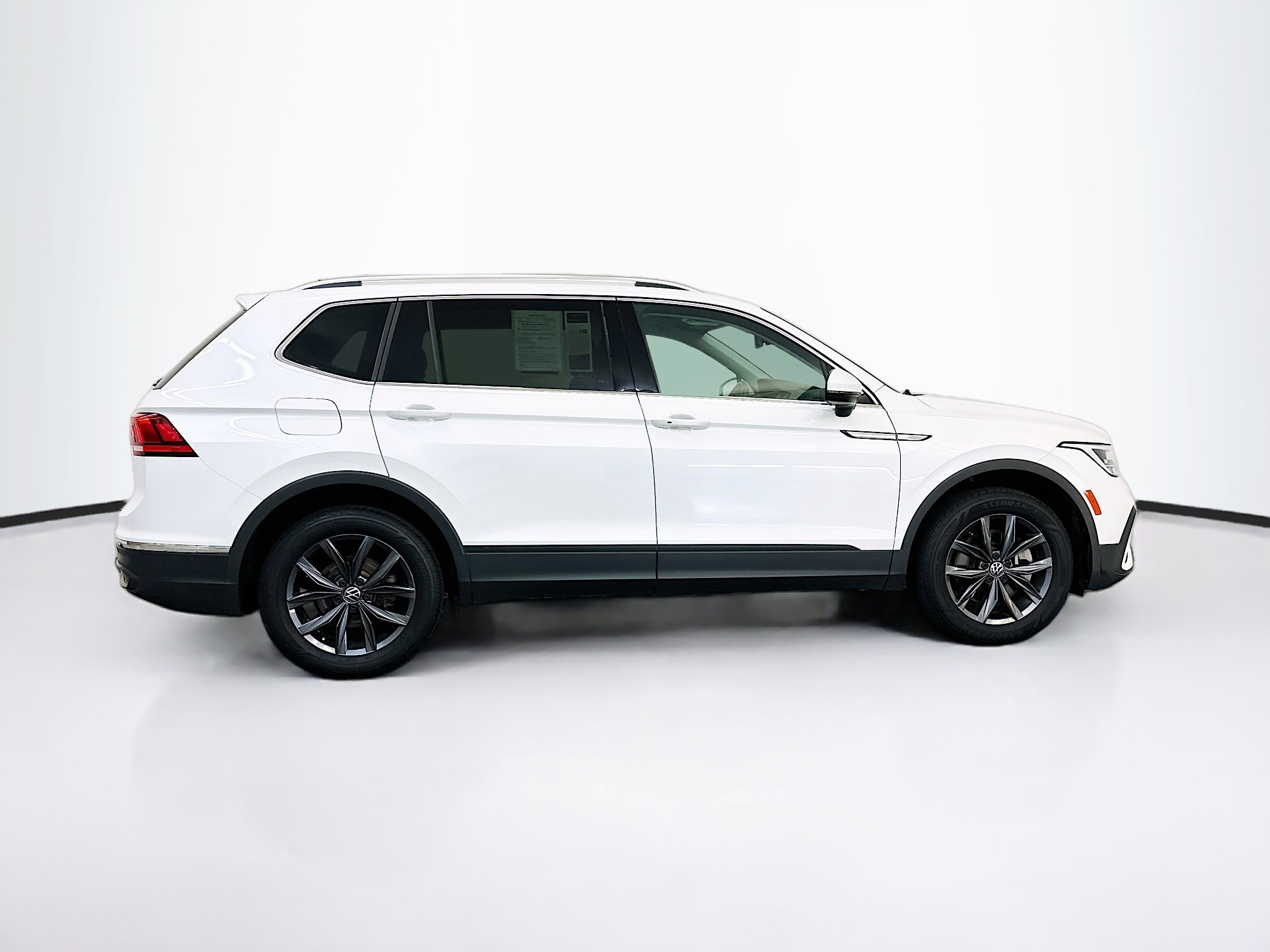 Used 2023 Volkswagen Tiguan SE w/ Panoramic Sunroof Package image 10