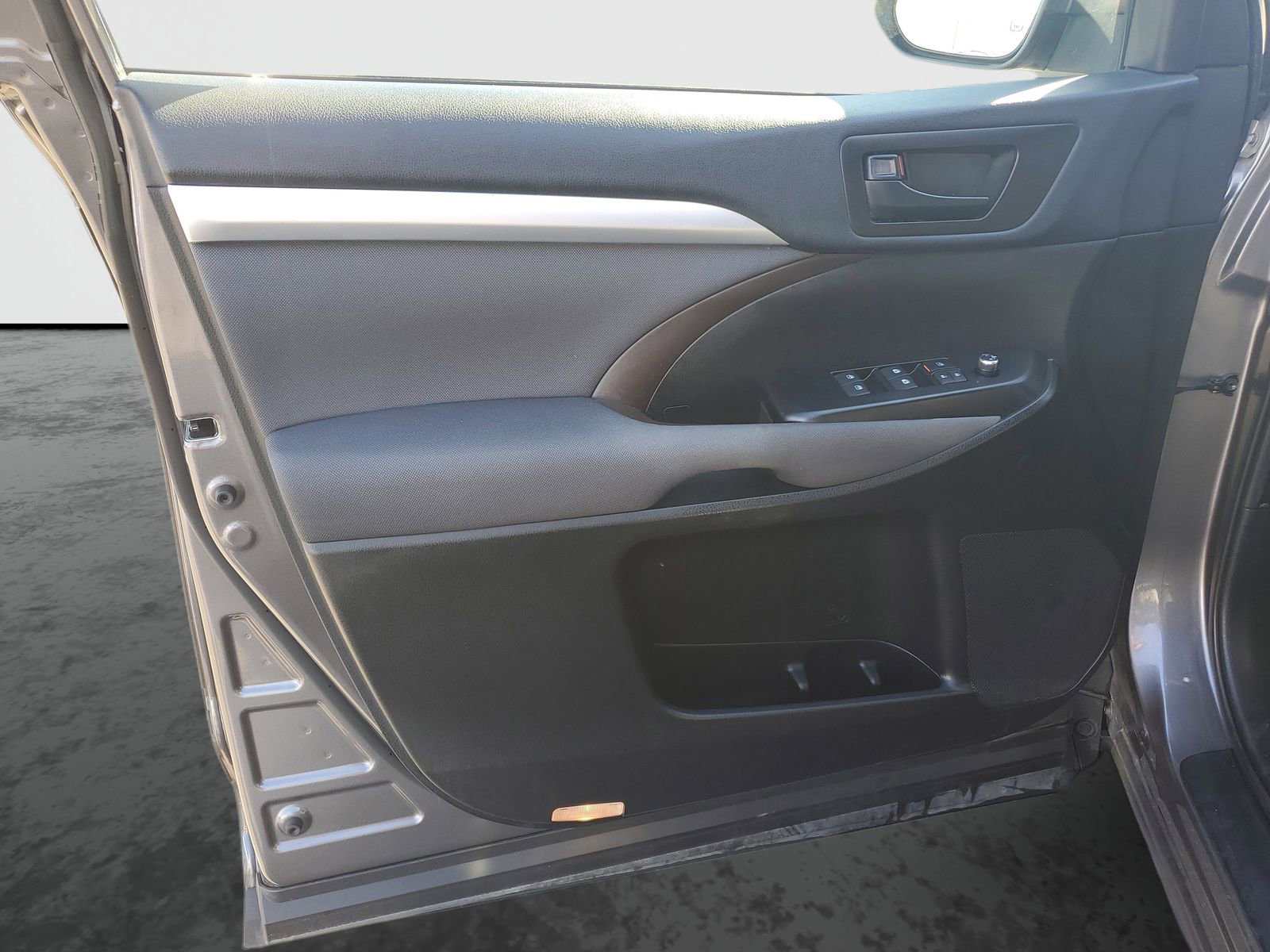 Used 2019 Toyota Highlander LE w/ Carpet Mat Package (TMS) image 19