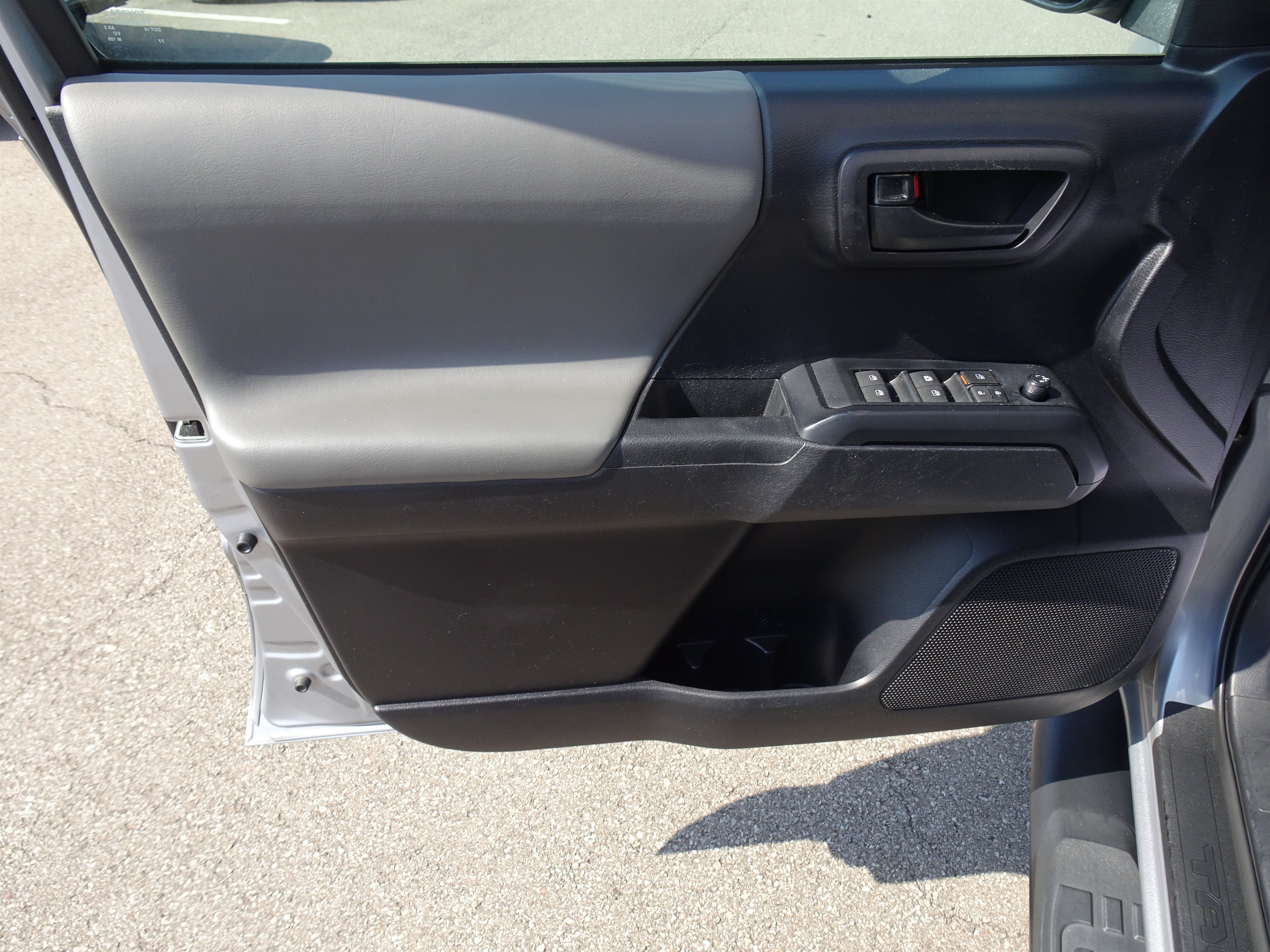 Used 2020 Toyota Tacoma SR AWD/4WD image 13