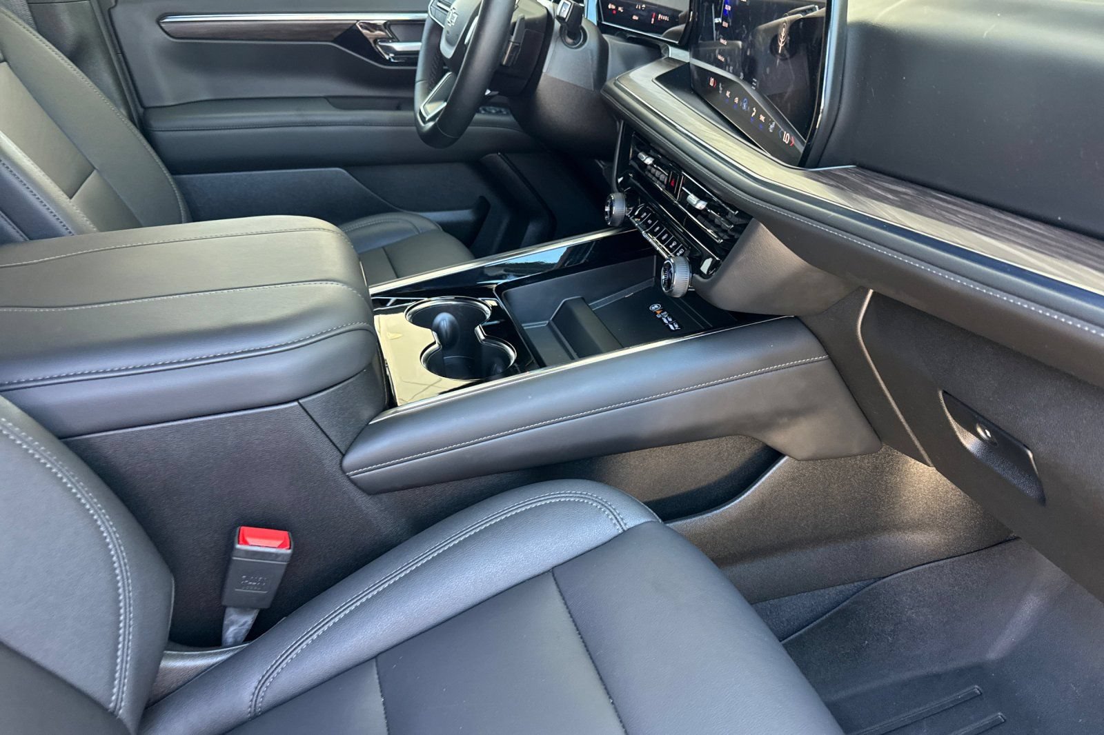 Used 2026 Chevrolet Suburban Z71 w/ Comfort Package AWD/4WD image 18